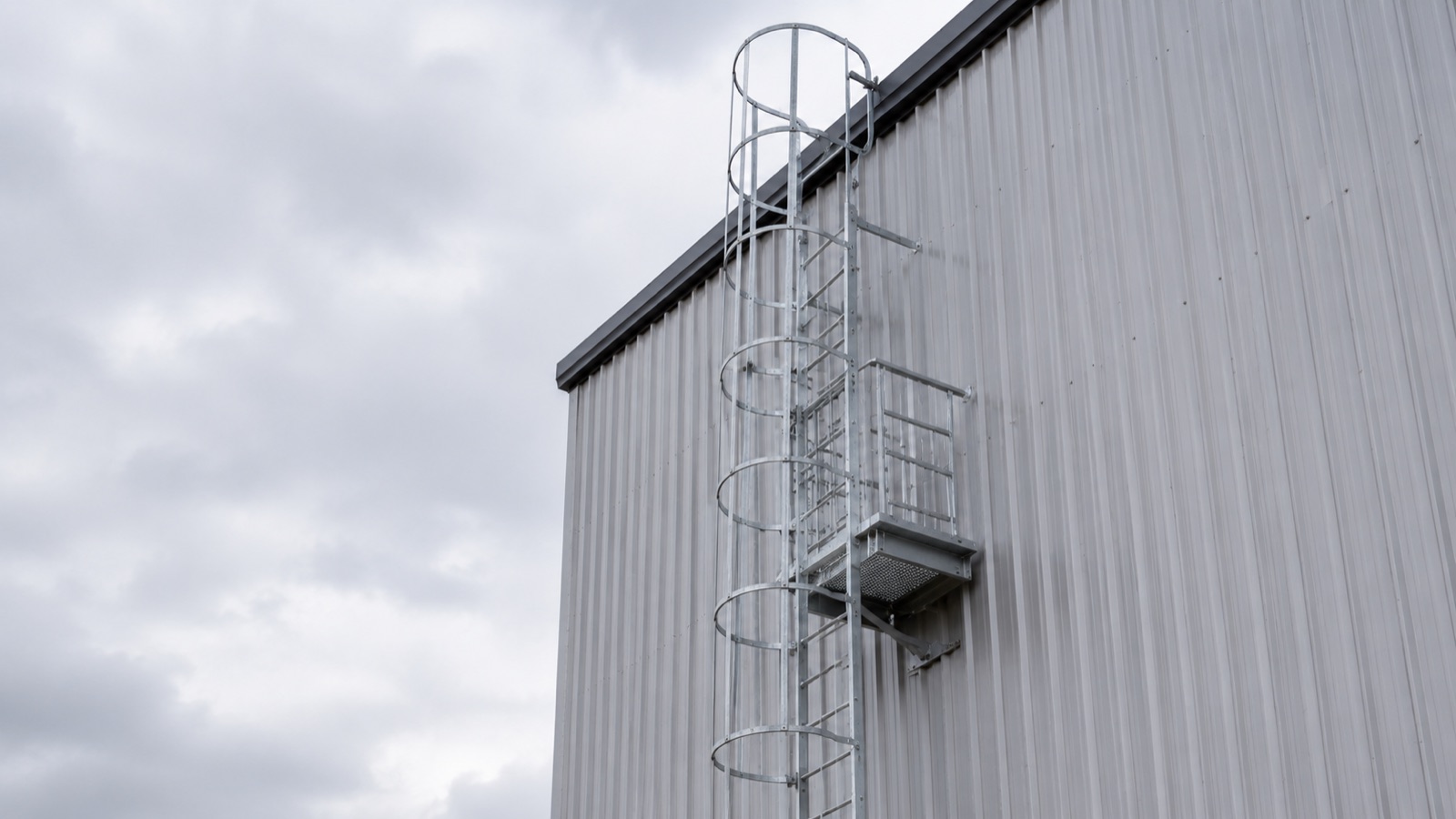 Fixed industrial access ladder and staircase
